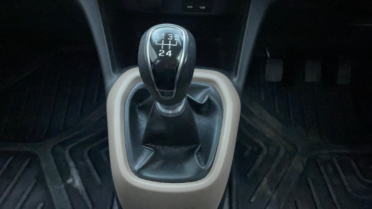 Used 2013 Hyundai Grand i10 Sportz 1.1 CRDi Diesel Manual interior GEAR  KNOB VIEW
