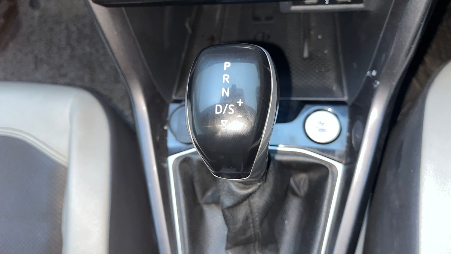 Used 2023 Volkswagen Taigun Topline 1.0 TSI AT Petrol Automatic interior GEAR  KNOB VIEW