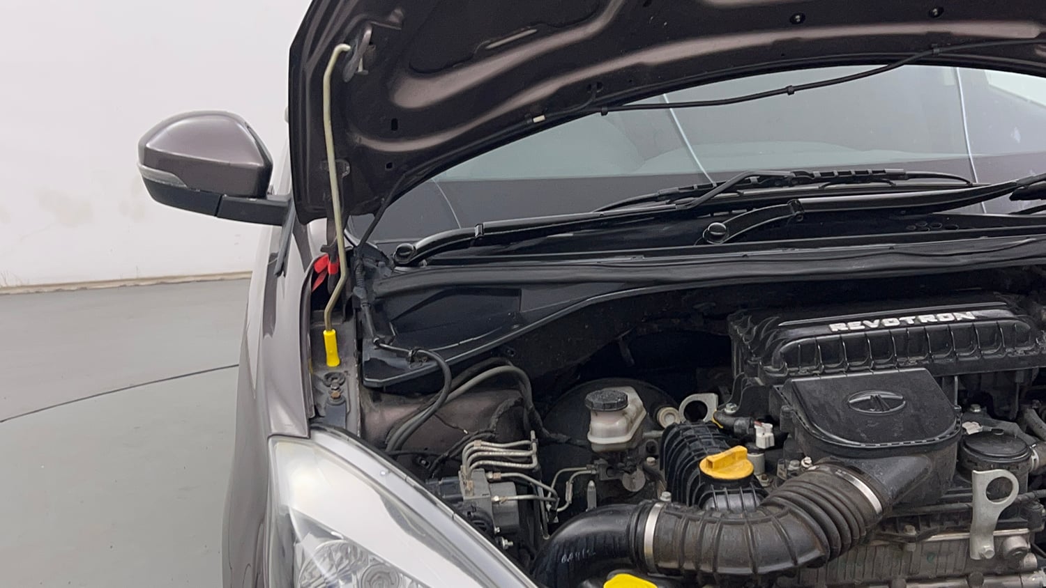 Used 2018 Tata Tiago Revotron XZ Petrol Manual engine ENGINE RIGHT SIDE HINGE & APRON VIEW