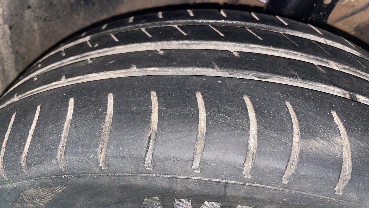 Used 2013 Volkswagen Polo Comfortline 1.2L (P) Petrol Manual tyres LEFT FRONT TYRE TREAD VIEW