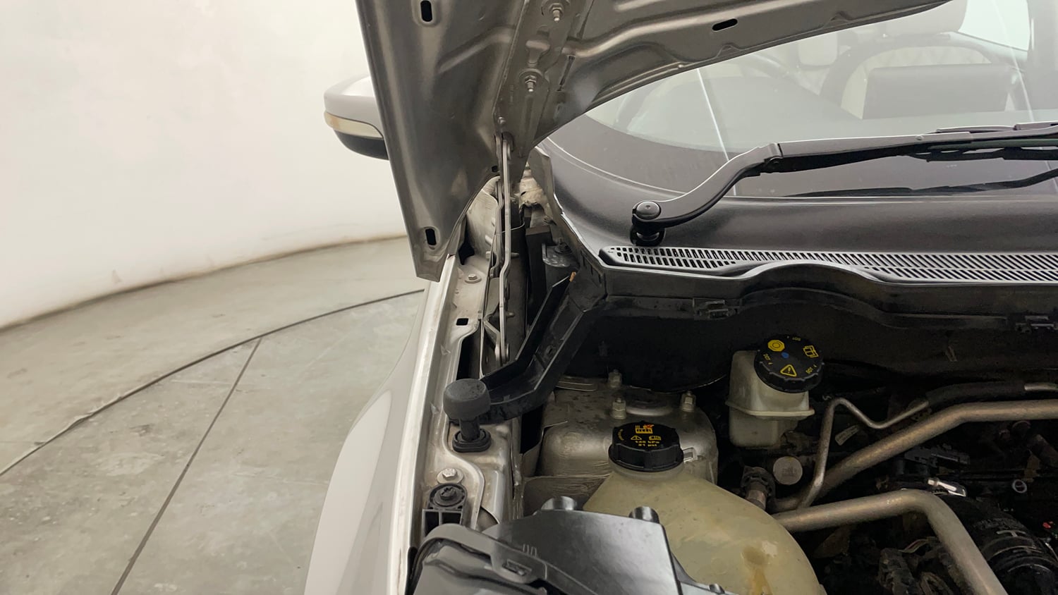 Used 2019 Ford EcoSport Titanium + 1.5L TDCi Diesel Manual engine ENGINE RIGHT SIDE HINGE & APRON VIEW