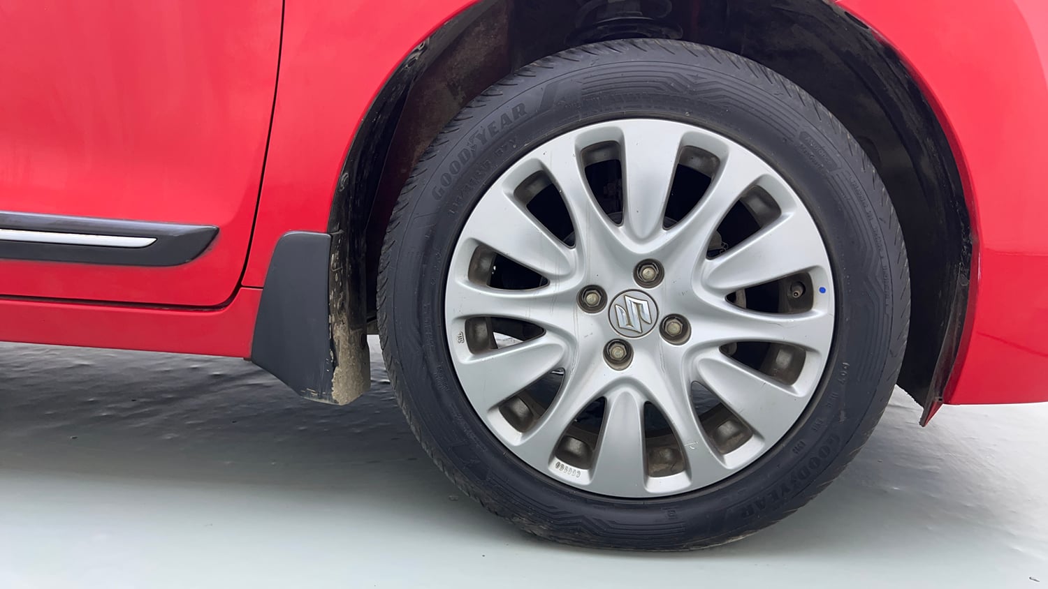 Used 2017 Maruti Suzuki Baleno Zeta 1.2 AT Petrol Automatic tyres RIGHT FRONT TYRE RIM VIEW