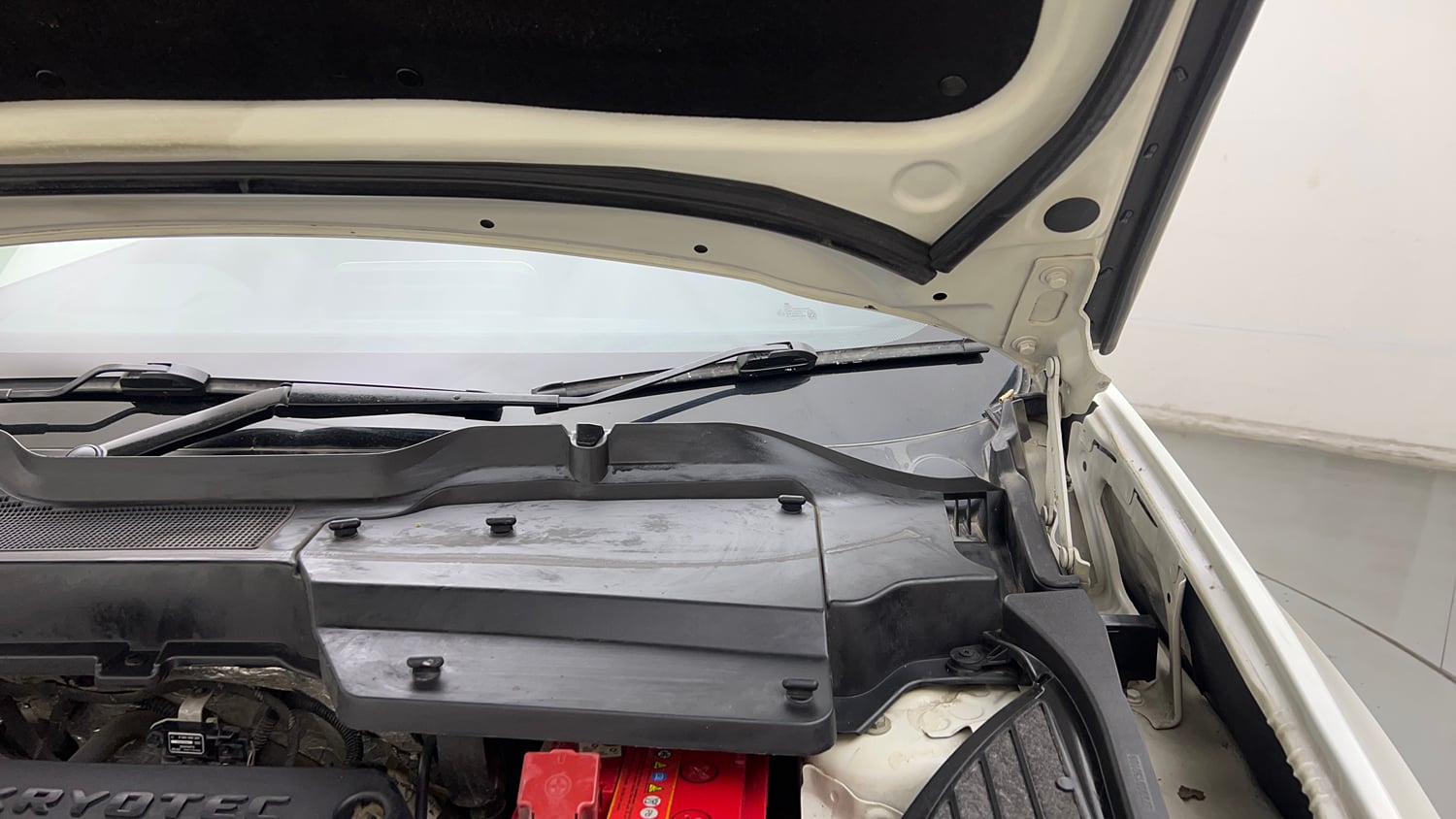 Used 2022 Tata Safari XTA Plus Diesel Automatic engine ENGINE LEFT SIDE HINGE & APRON VIEW
