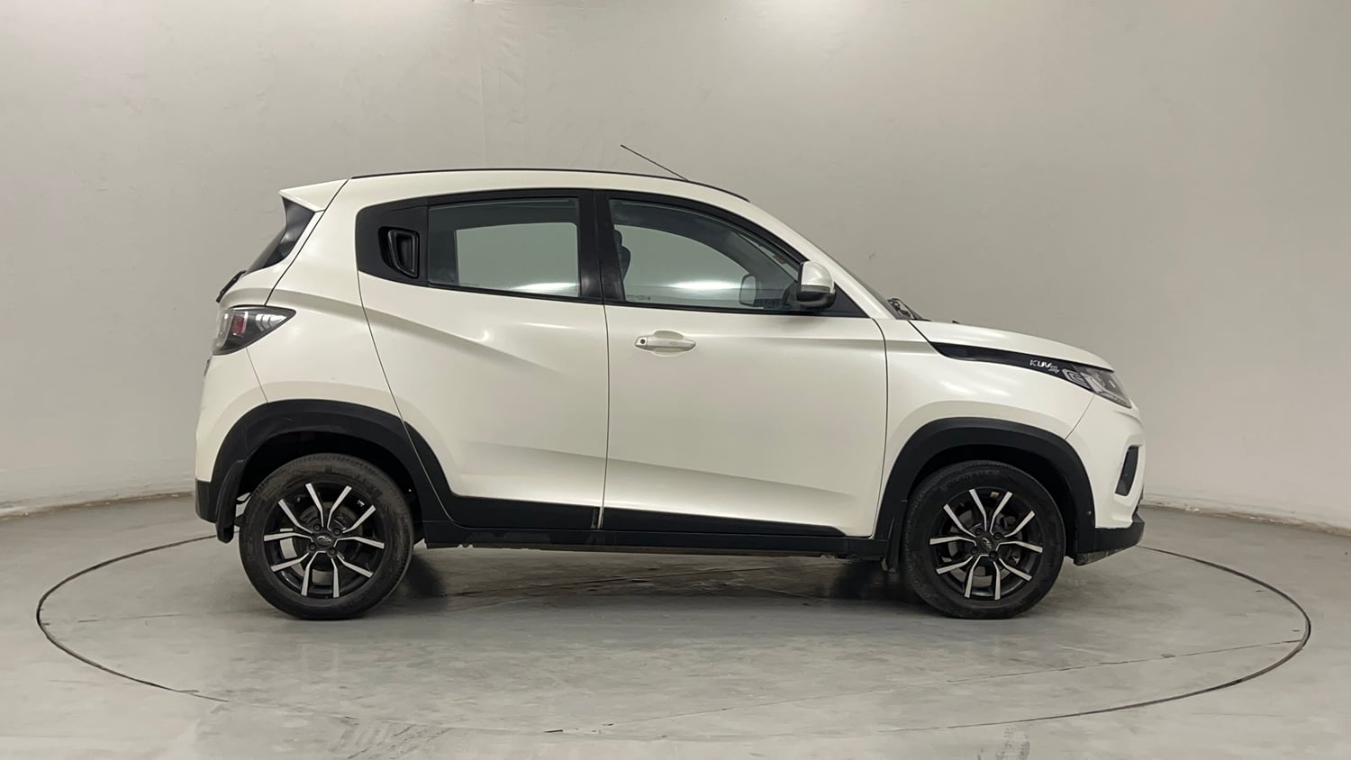 Used 2018 Mahindra KUV100 NXT K8 D 6 STR Diesel Manual exterior RIGHT SIDE VIEW