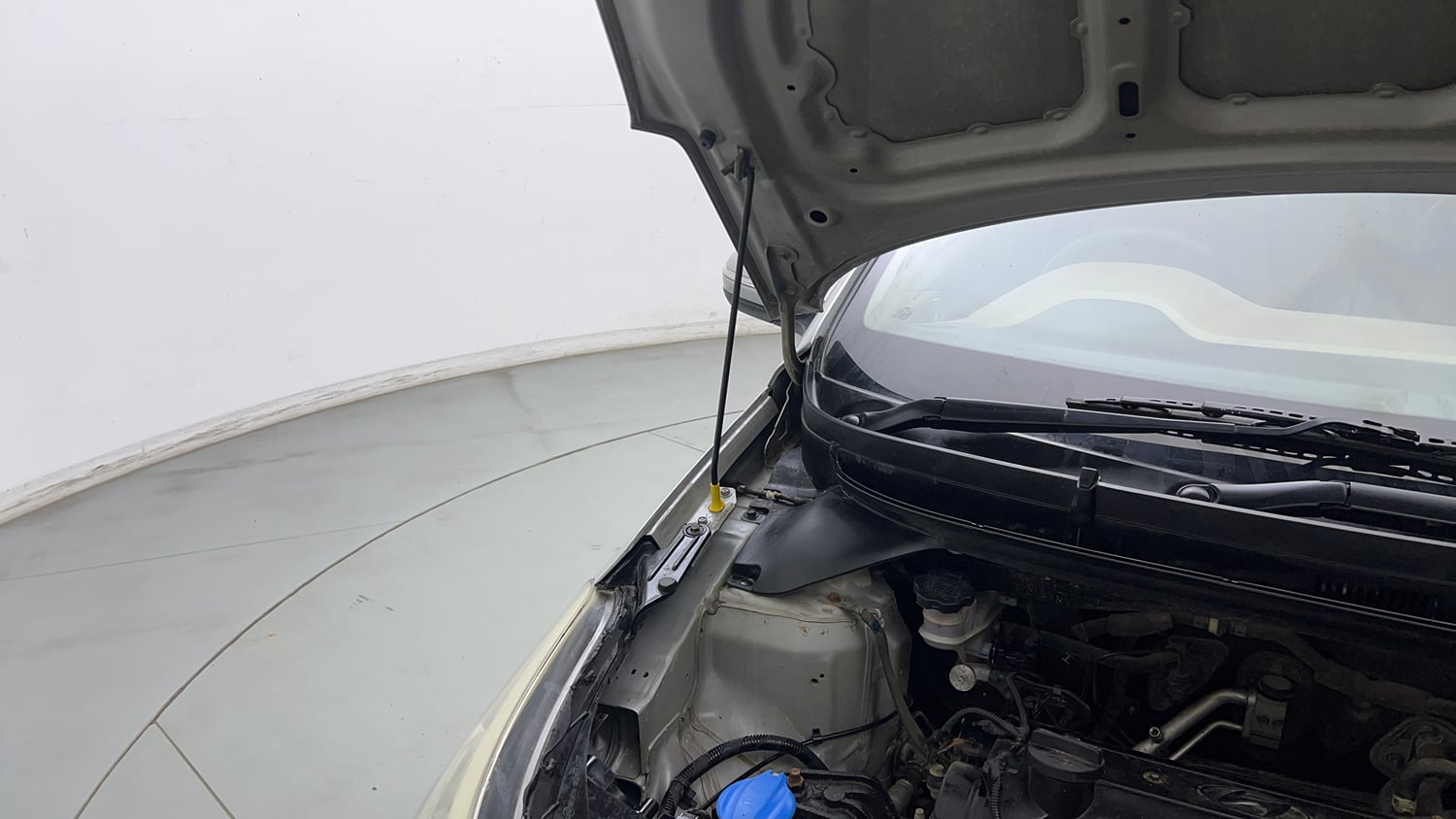 Used 2016 Hyundai Elite i20 Sportz 1.2 Petrol Manual engine ENGINE RIGHT SIDE HINGE & APRON VIEW