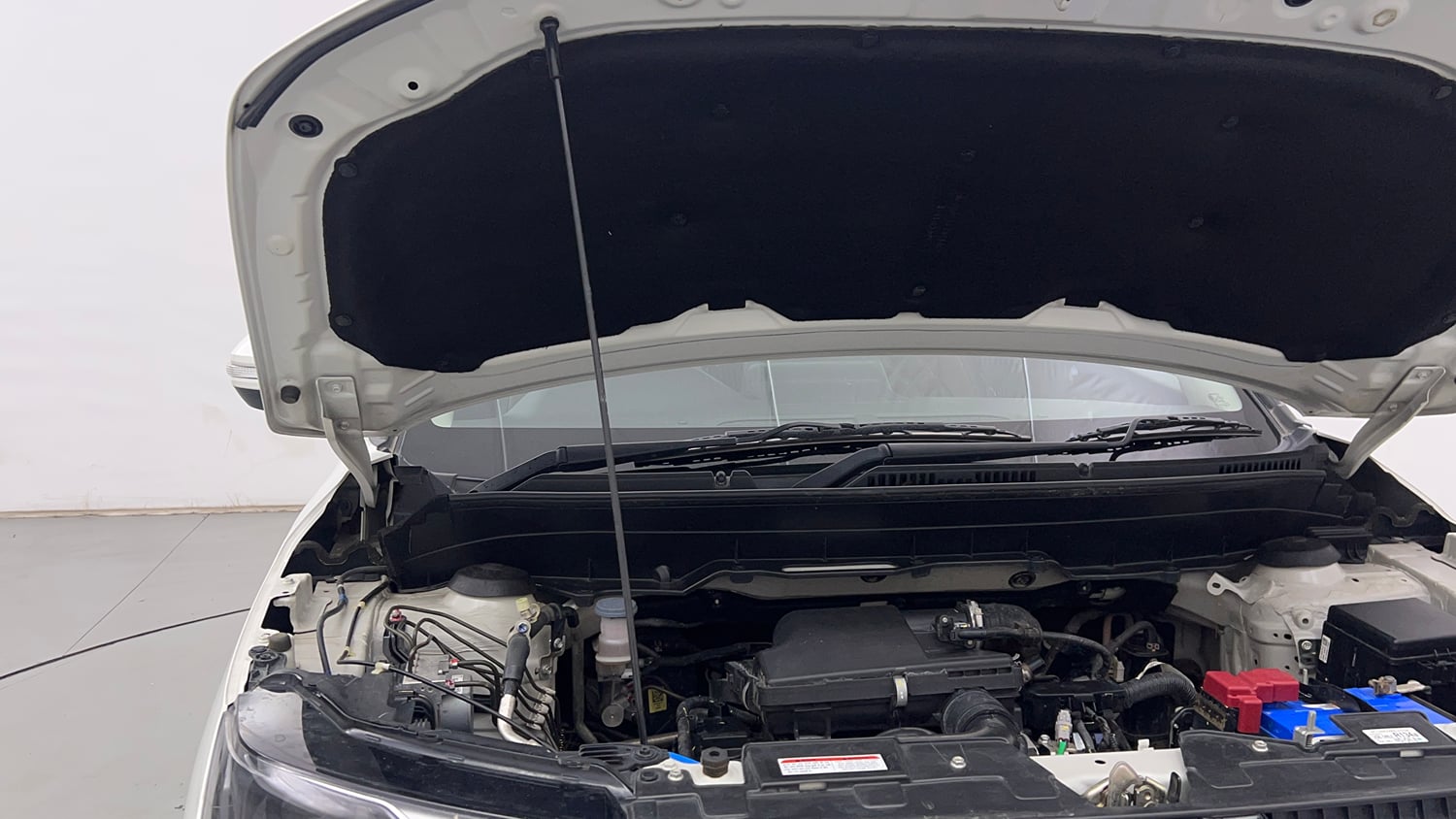 Used 2023 Maruti Suzuki Brezza VXi Petrol Manual engine ENGINE RIGHT SIDE HINGE & APRON VIEW