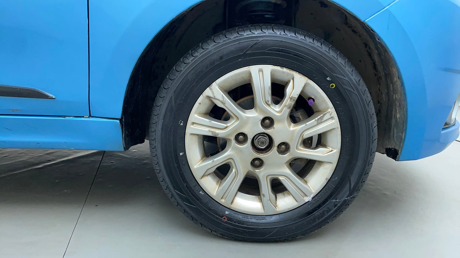 Used 2017 Tata Tiago Revotron XZ Petrol Manual tyres RIGHT FRONT TYRE RIM VIEW