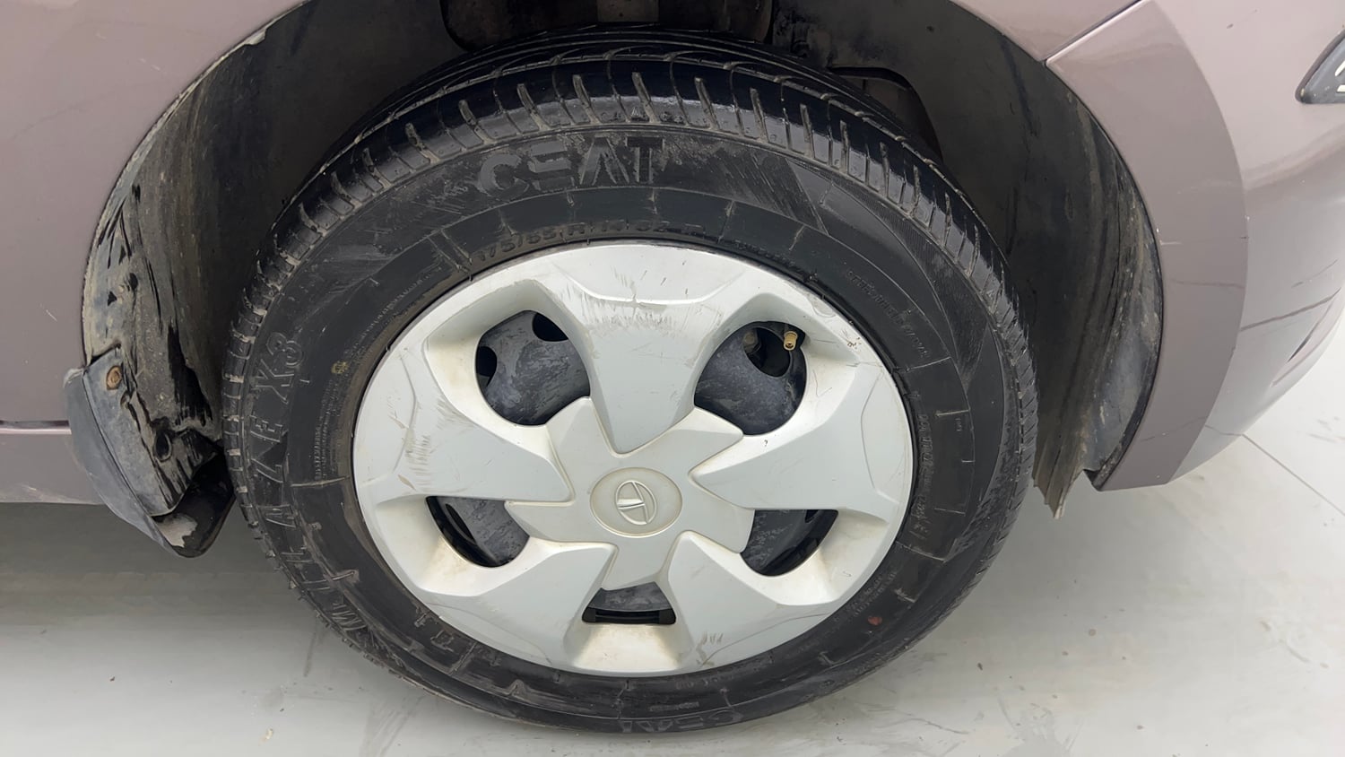 Used 2018 Tata Tiago Revotron XT Petrol Manual tyres RIGHT FRONT TYRE RIM VIEW