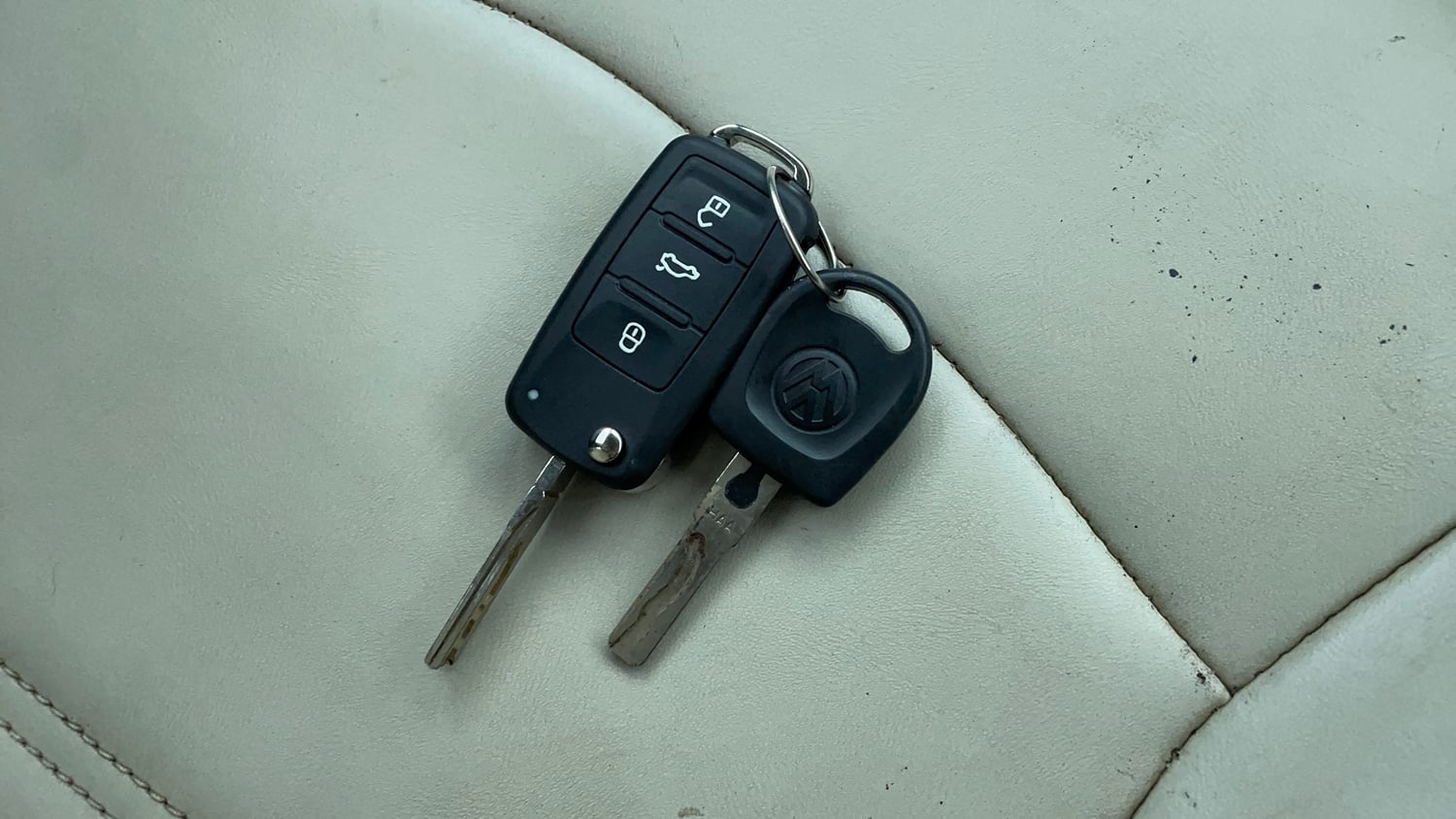 Used 2013 Volkswagen Polo Comfortline 1.2L (P) Petrol Manual extra CAR KEY VIEW