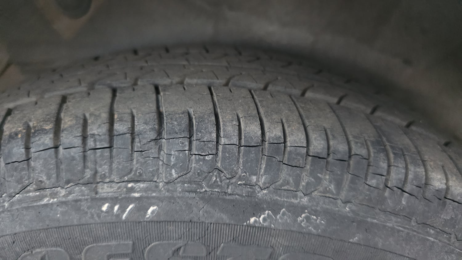 Used 2013 Hyundai i10 Sportz 1.2 Kappa2 Petrol Manual tyres RIGHT REAR TYRE TREAD VIEW