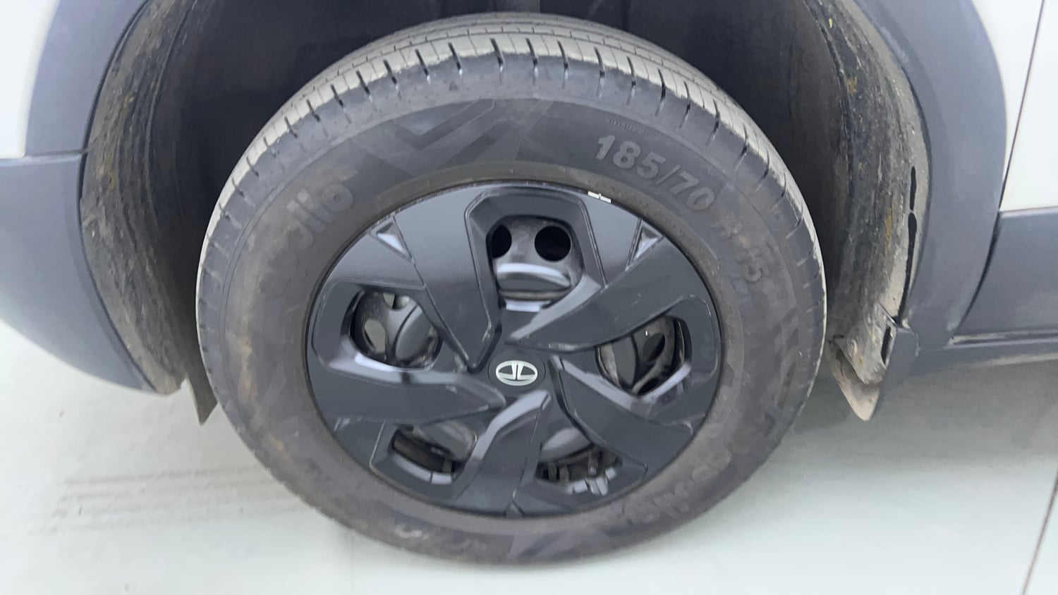 Used 2024 Tata Punch Adventure Rhythm Pack MT Petrol Manual tyres LEFT FRONT TYRE RIM VIEW