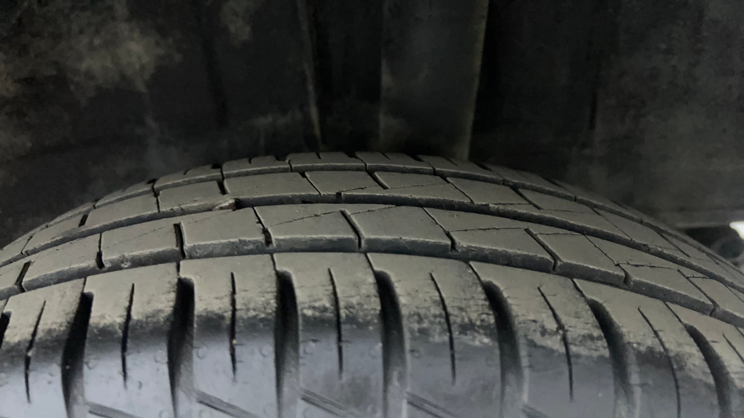 Used 2020 Renault Kwid RXL 1.0 AMT Petrol Automatic tyres LEFT REAR TYRE TREAD VIEW