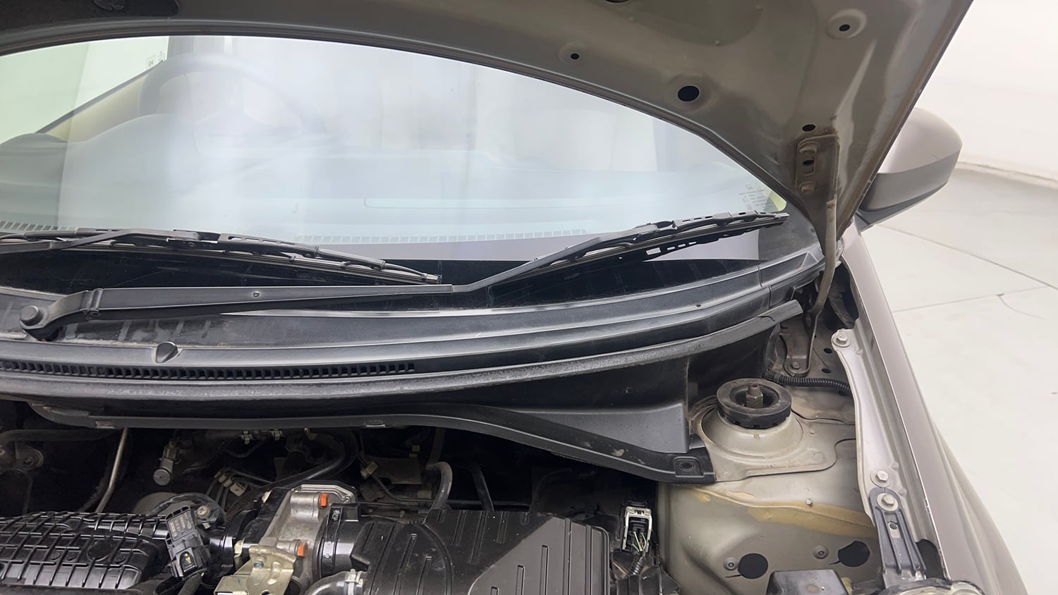 Used 2014 Honda Amaze 1.2 S i-VTEC Petrol Manual engine ENGINE LEFT SIDE HINGE & APRON VIEW