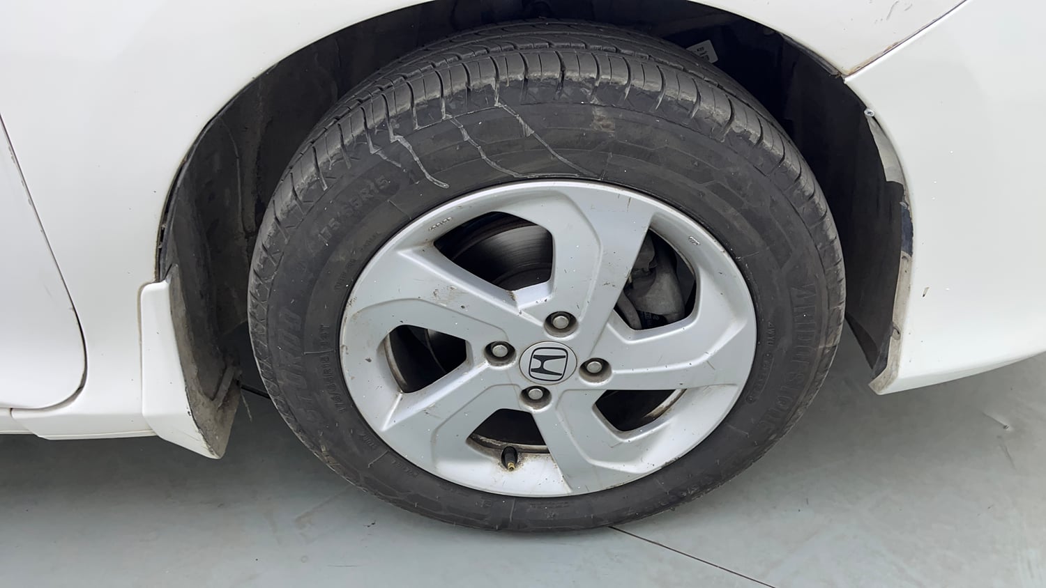 Used 2015 Honda City VX CVT Petrol Automatic tyres RIGHT FRONT TYRE RIM VIEW