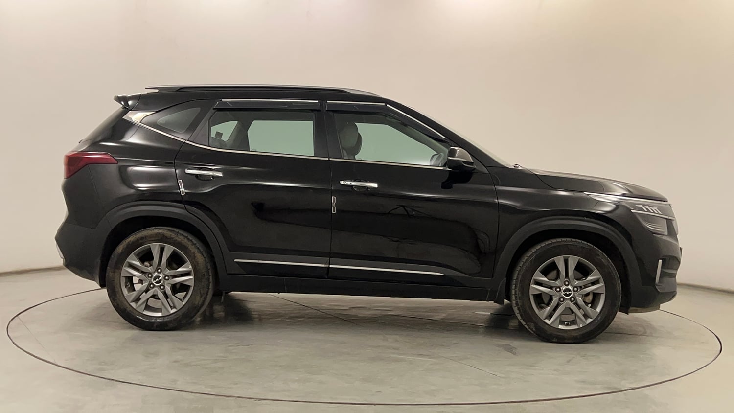 Used 2022 Kia Seltos HTX 1.5 Petrol Manual exterior RIGHT SIDE VIEW