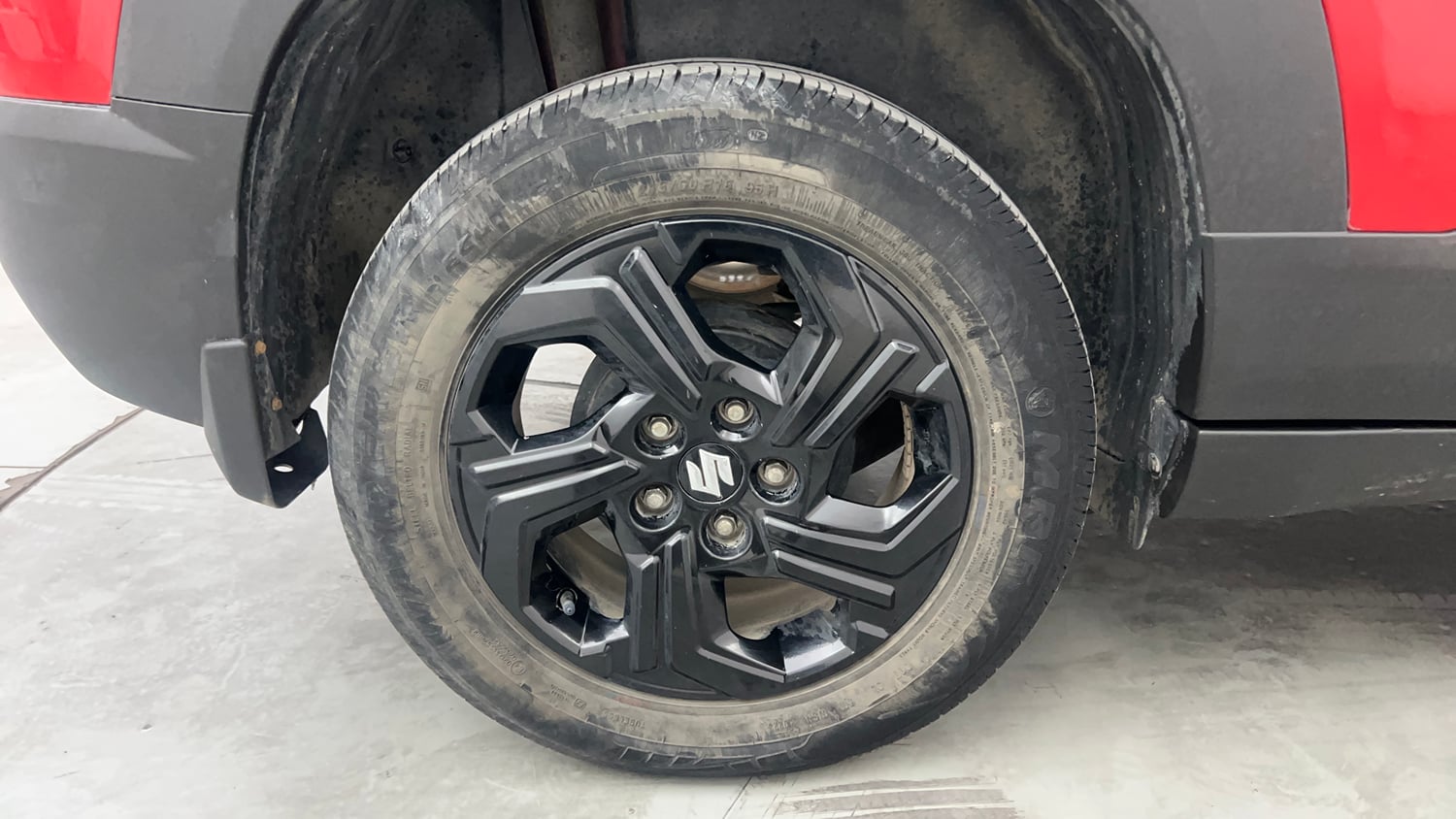 Used 2023 Maruti Suzuki Brezza Zxi Dual Tone Petrol Manual tyres RIGHT REAR TYRE RIM VIEW