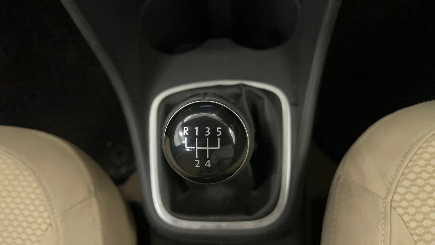 Used 2016 Volkswagen Polo Highline1.2L (P) Petrol Manual interior GEAR  KNOB VIEW
