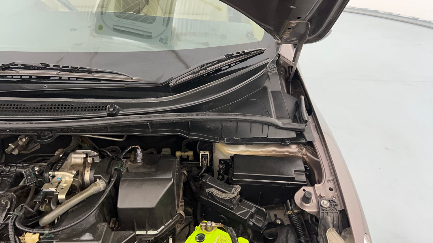 Used 2014 Honda City VX Petrol Manual engine ENGINE LEFT SIDE HINGE & APRON VIEW