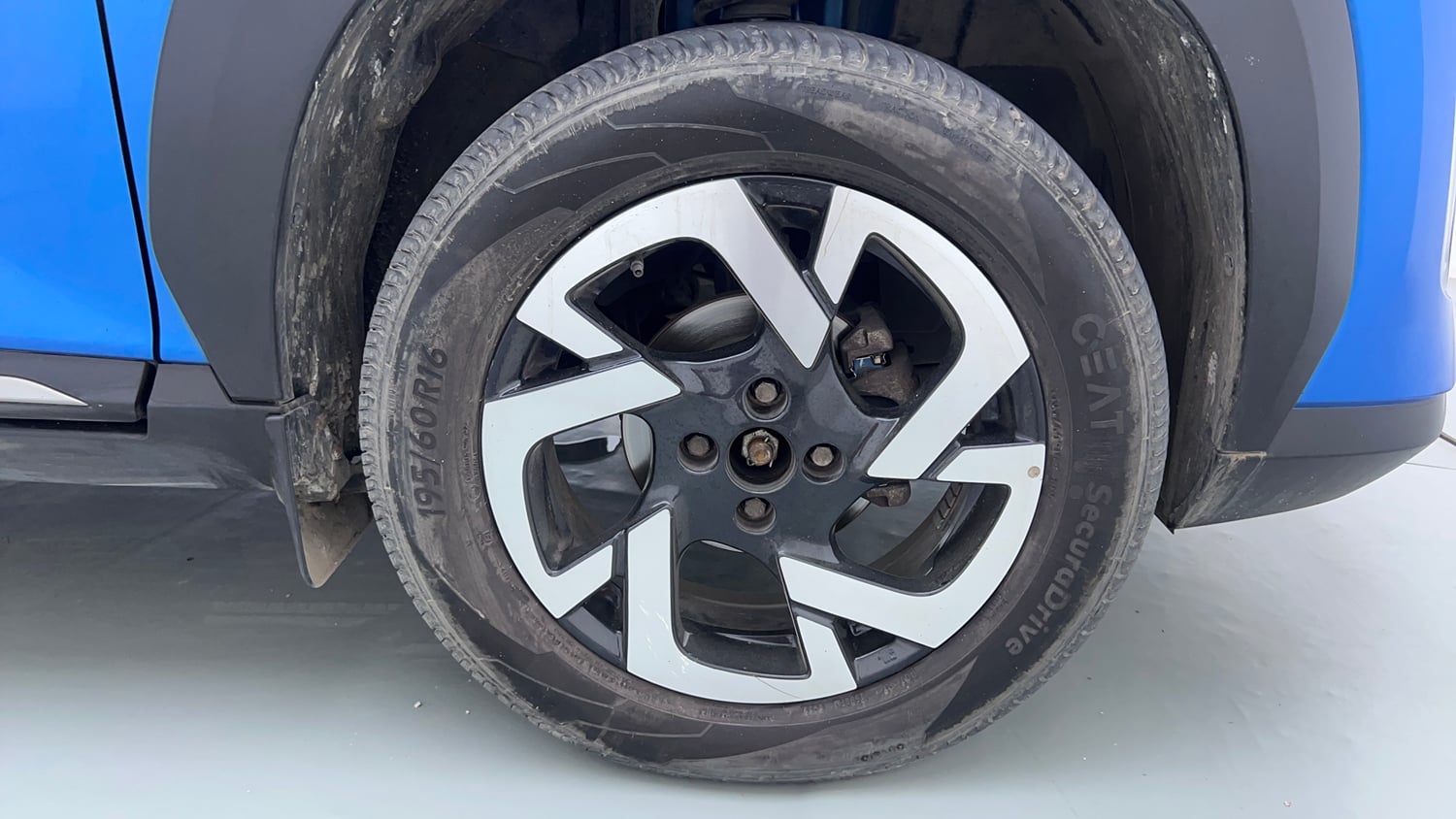 Used 2022 Nissan Magnite XV Petrol Manual tyres RIGHT FRONT TYRE RIM VIEW