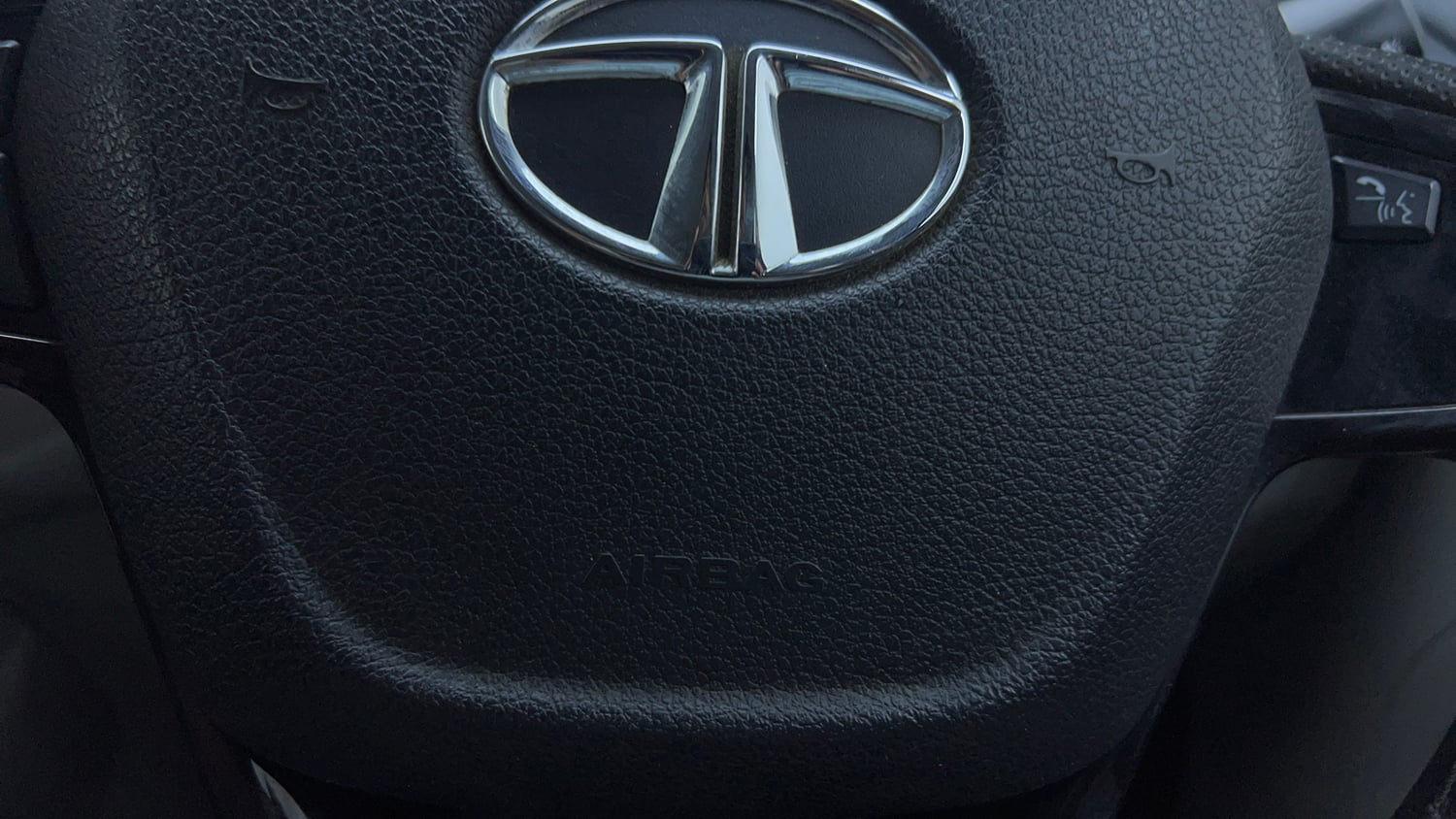 Used 2020 Tata Nexon XZA Plus Petrol Petrol Automatic top_features Airbags
