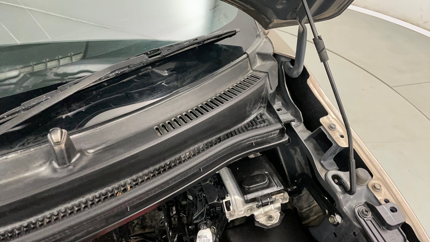 Used 2022 Maruti Suzuki Wagon R ZXI 1.2 Petrol Manual engine ENGINE LEFT SIDE HINGE & APRON VIEW