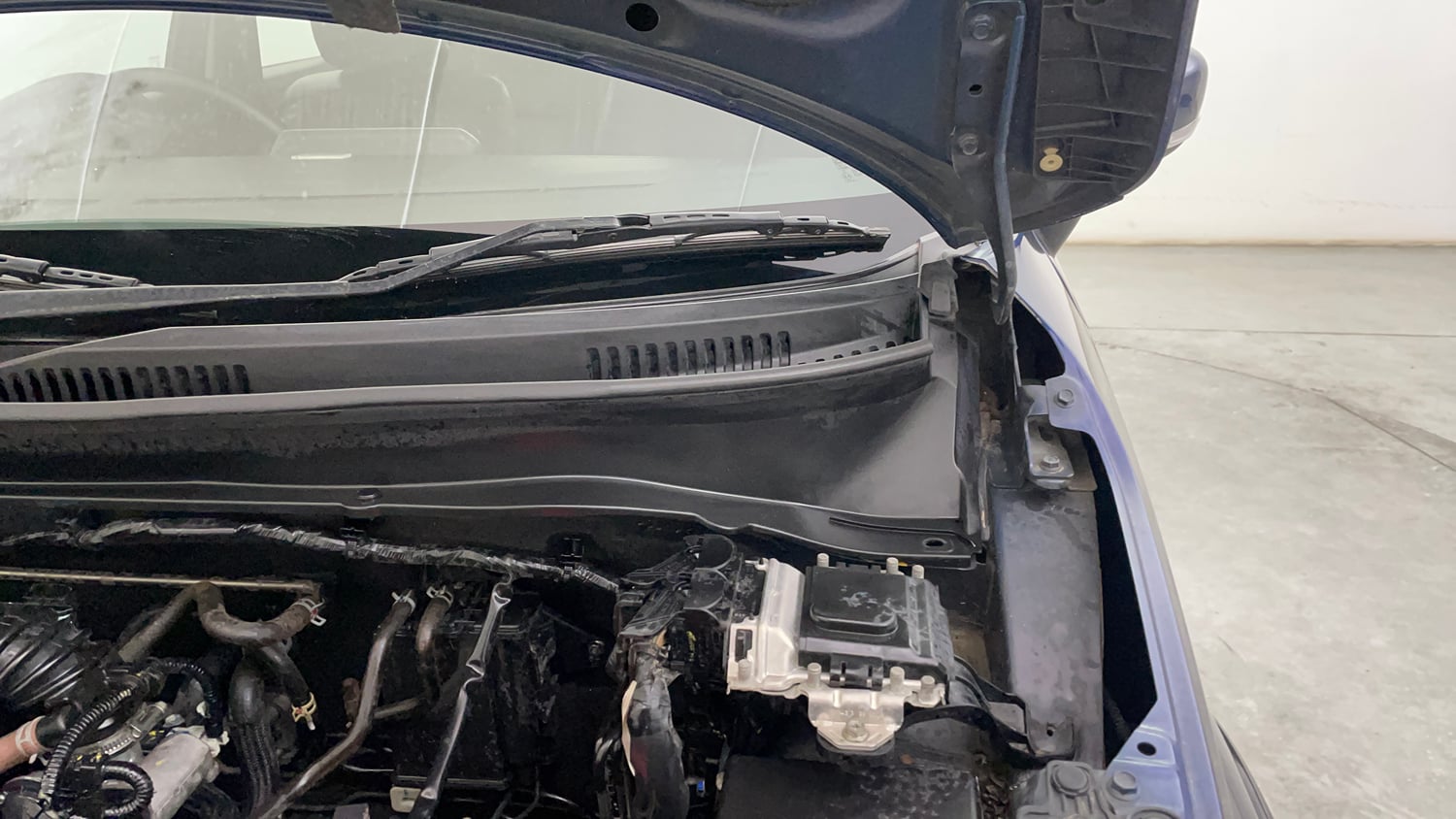 Used 2020 Maruti Suzuki Ignis Alpha 1.2 AMT Petrol Automatic engine ENGINE LEFT SIDE HINGE & APRON VIEW