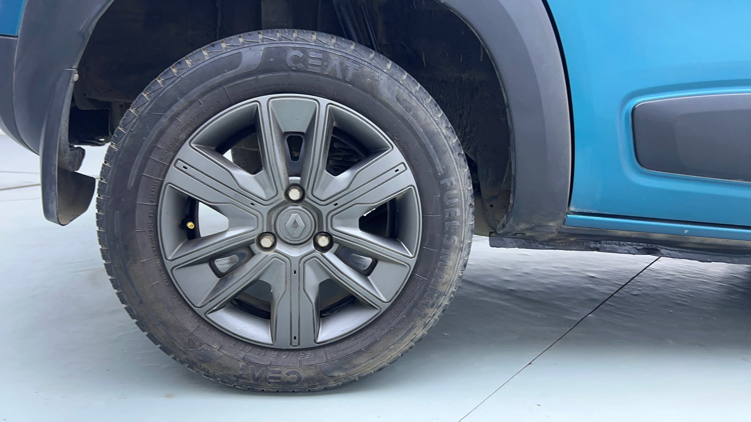 Used 2021 Renault Kwid CLIMBER 1.0 AMT Opt Petrol Automatic tyres RIGHT REAR TYRE RIM VIEW
