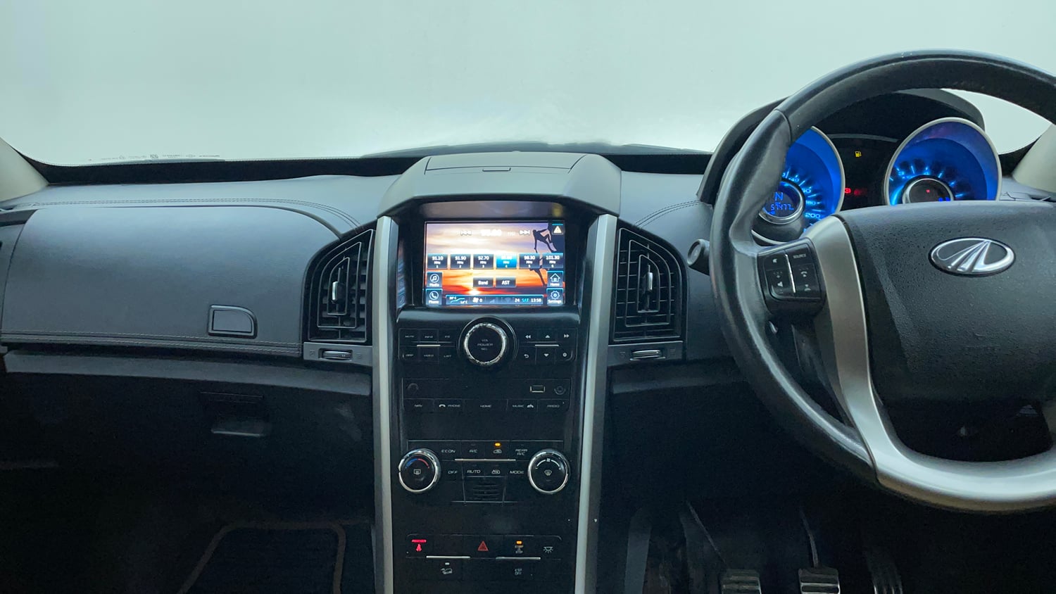 Used 2018 Mahindra XUV500 W11 Diesel Manual interior MUSIC SYSTEM & AC CONTROL VIEW