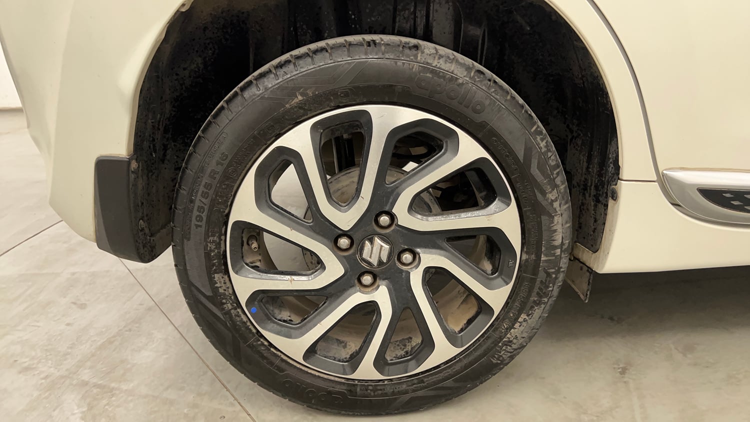 Used 2022 Maruti Suzuki Baleno Alpha AGS Petrol Automatic tyres RIGHT REAR TYRE RIM VIEW