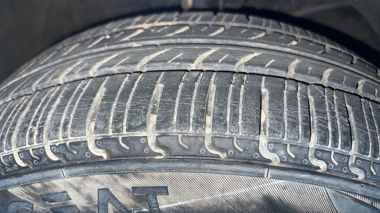 Used 2017 Maruti Suzuki Baleno Delta 1.2 Petrol Manual tyres RIGHT FRONT TYRE TREAD VIEW