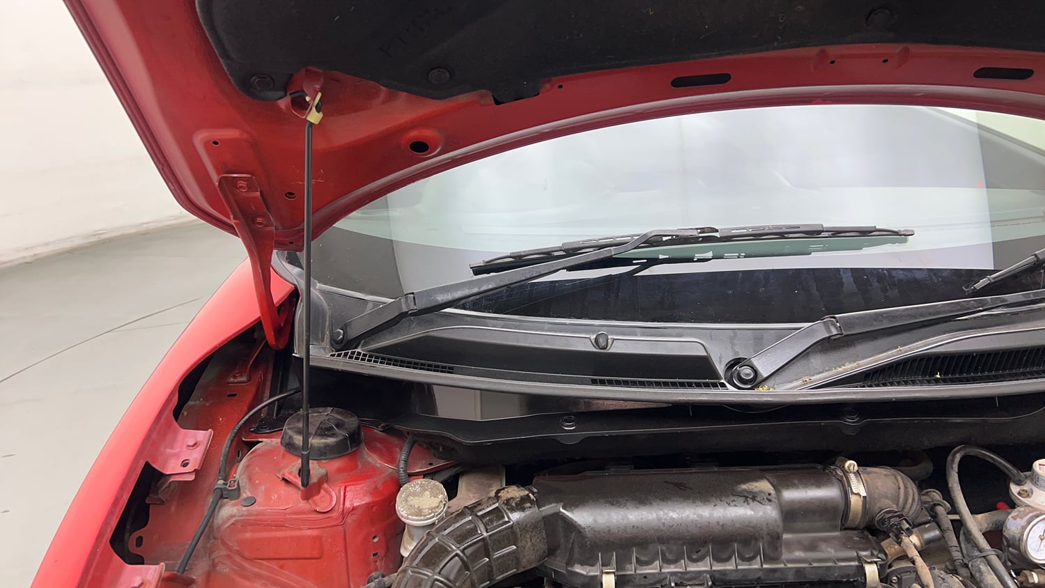 Used 2018 Maruti Suzuki Swift VXI CNG (Outside Fitted) Cng Manual engine ENGINE RIGHT SIDE HINGE & APRON VIEW