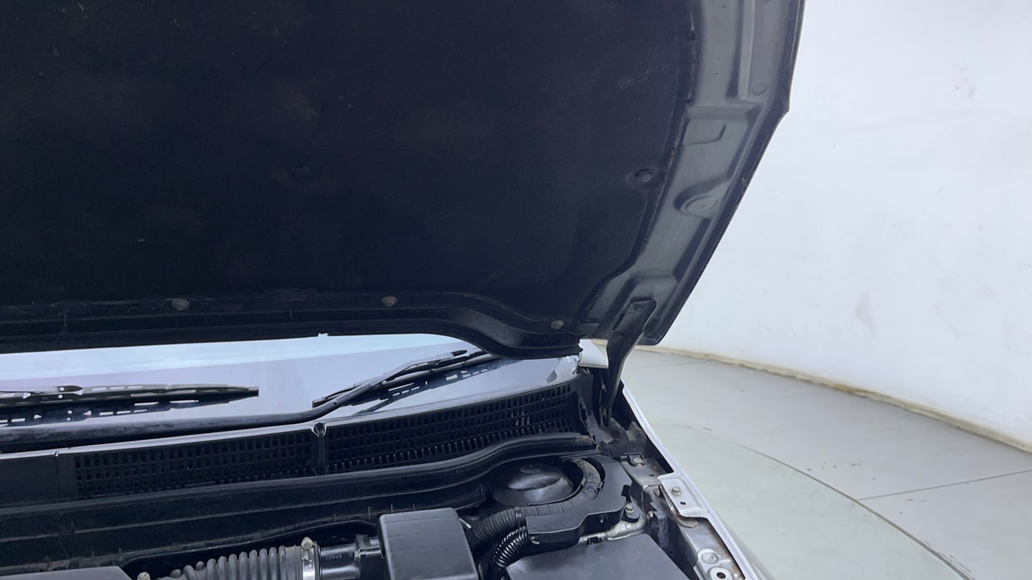 Used 2017 Maruti Suzuki S-Cross Alpha 1.6 Diesel Manual engine ENGINE LEFT SIDE HINGE & APRON VIEW