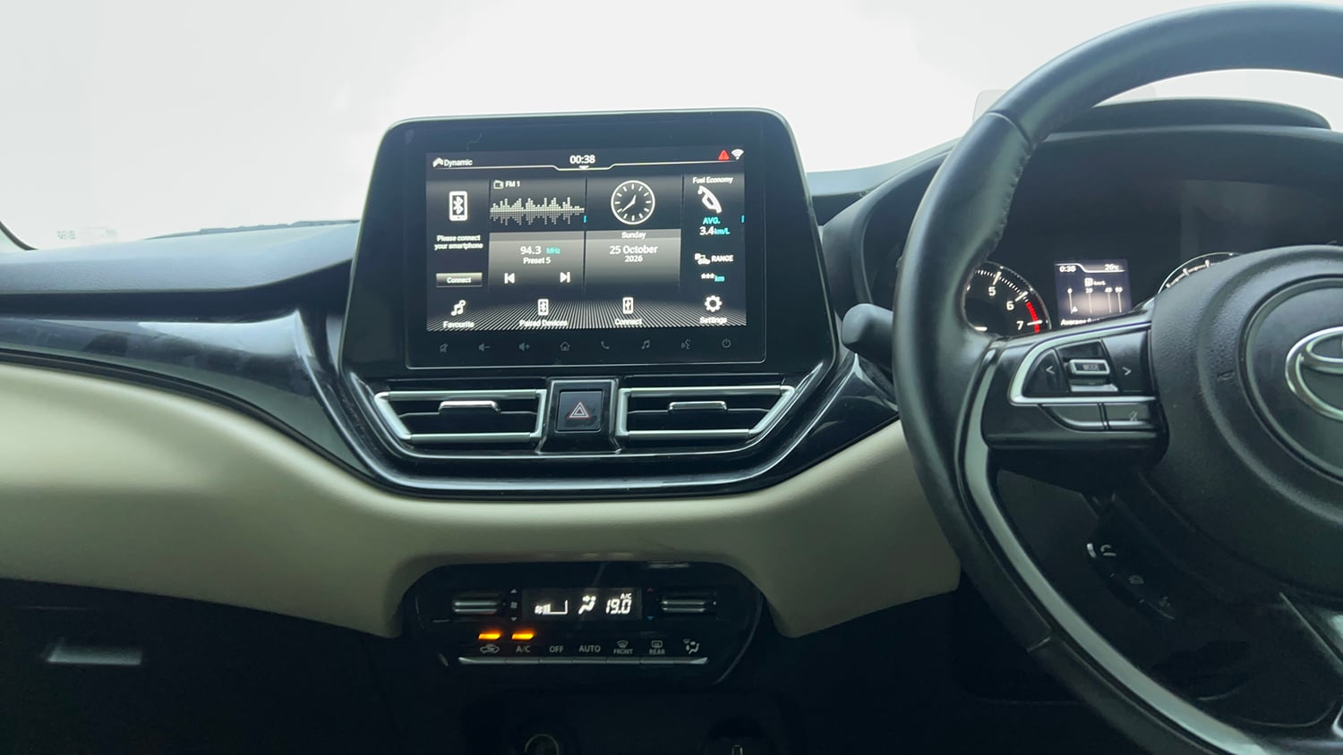 Used 2022 Toyota Glanza V Petrol Manual top_features Touch screen infotainment system