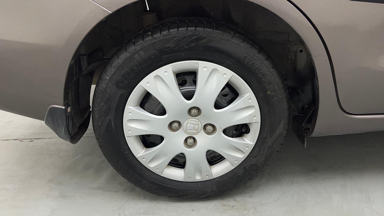 Used 2013 Honda Amaze 1.2 S i-VTEC Petrol Manual tyres RIGHT REAR TYRE RIM VIEW