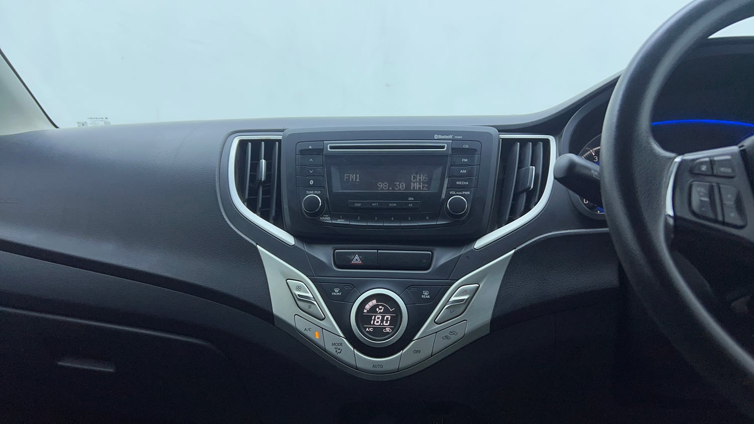 Used 2017 Maruti Suzuki Baleno Delta 1.2 Petrol Manual top_features Integrated (in-dash) music system