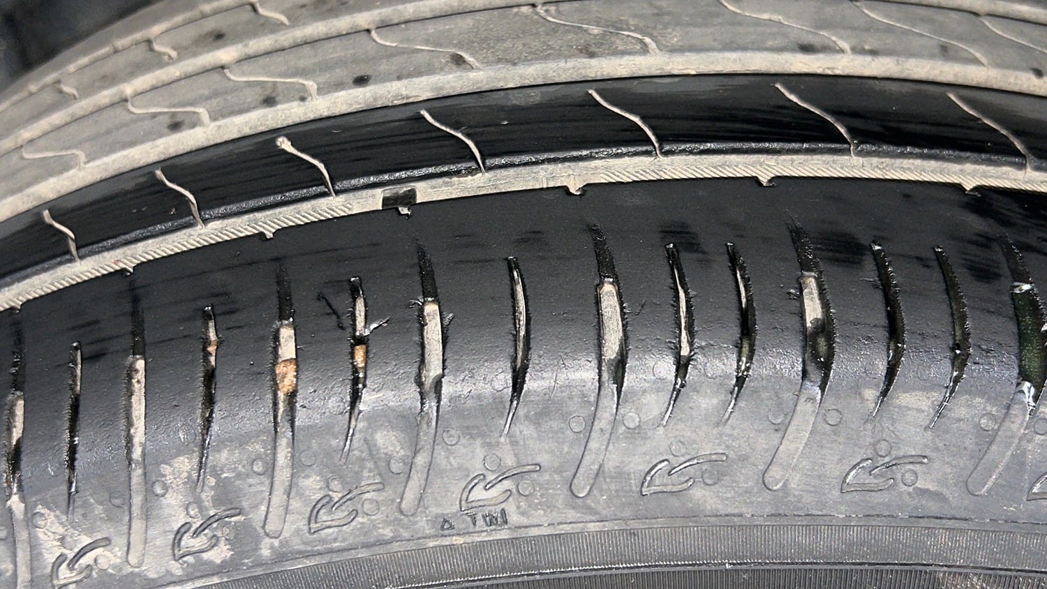 Used 2023 Maruti Suzuki Brezza VXi Petrol Manual tyres RIGHT REAR TYRE TREAD VIEW