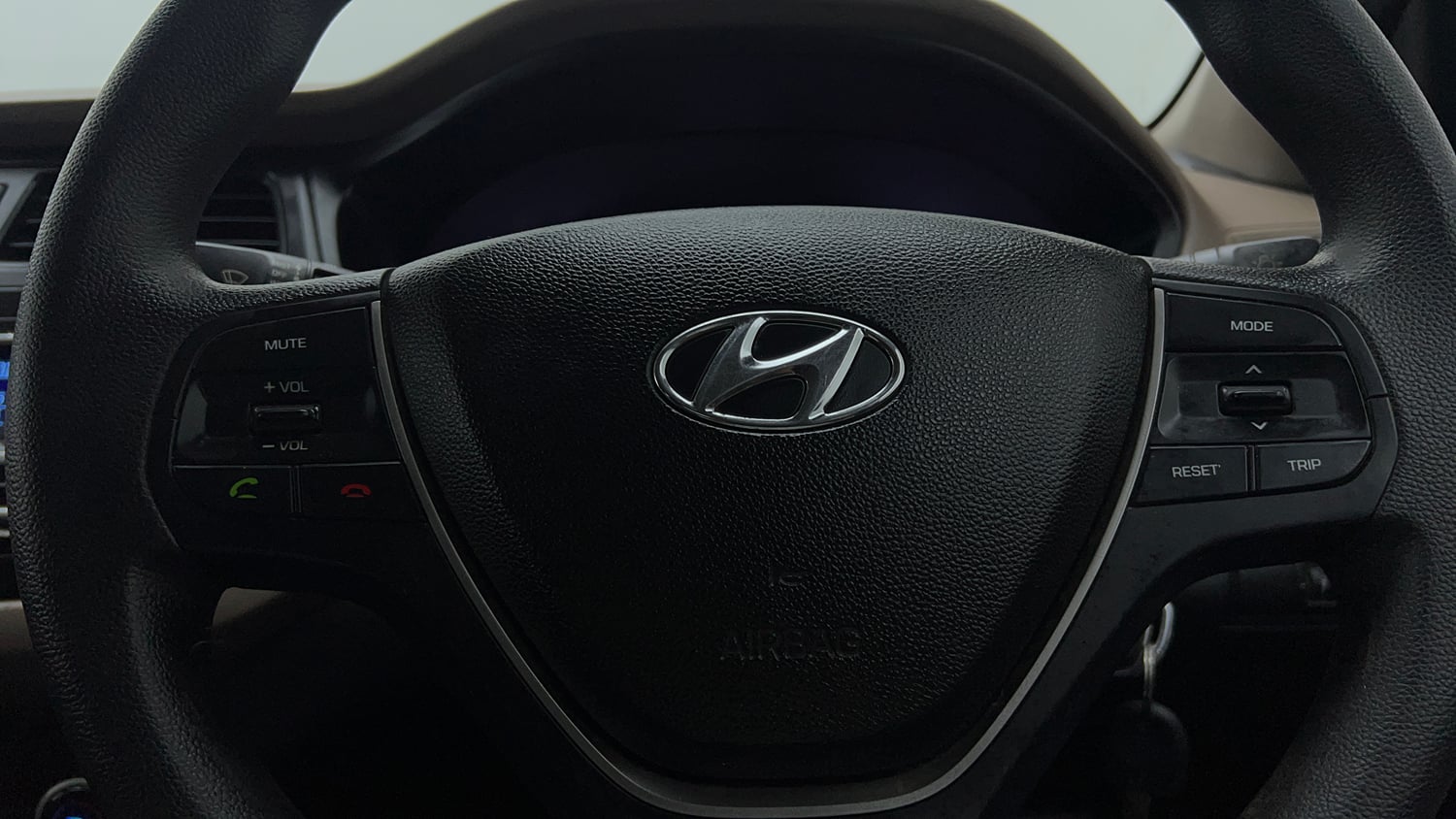 Used 2016 Hyundai Elite i20 Sportz 1.2 Petrol Manual top_features Steering mounted controls