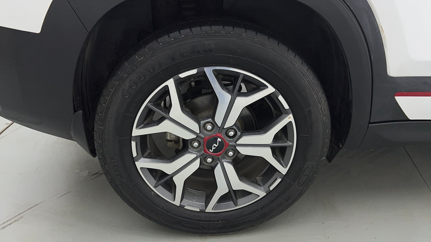 Used 2023 Kia Seltos GTX Plus 1.4 DCT Petrol Automatic tyres RIGHT REAR TYRE RIM VIEW