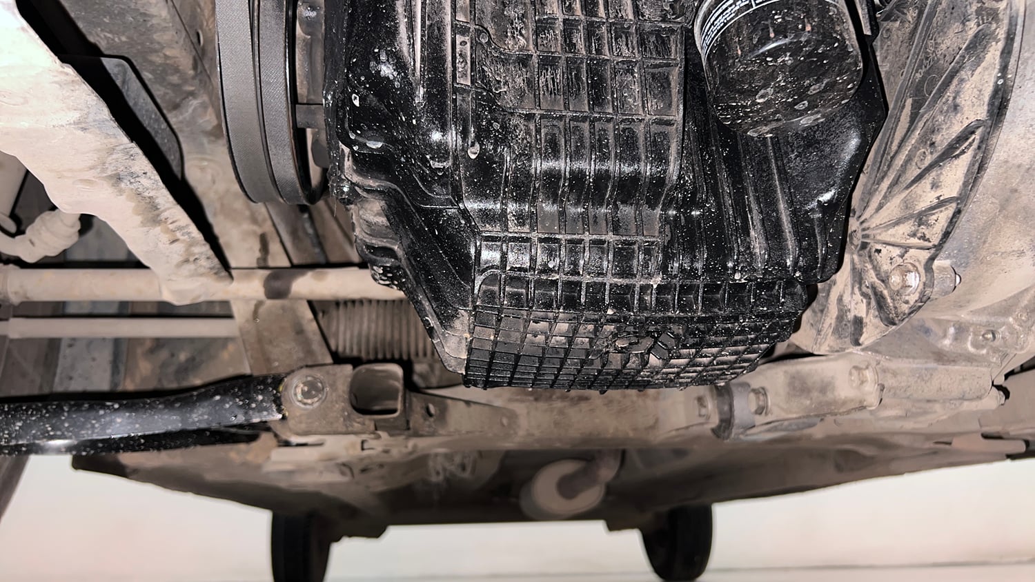 Used 2016 Renault Kwid 1.0 RXT AMT Petrol Automatic extra FRONT LEFT UNDERBODY VIEW