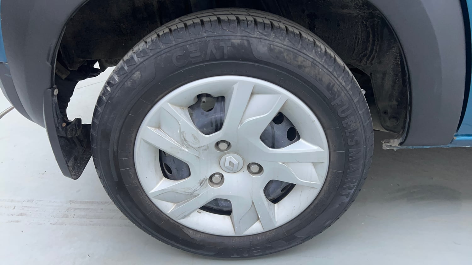 Used 2020 Renault Kwid RXL 1.0 AMT Petrol Automatic tyres RIGHT REAR TYRE RIM VIEW
