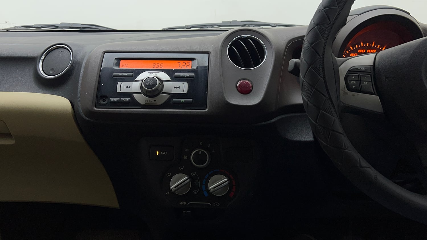 Used 2013 Honda Amaze 1.2 S i-VTEC Petrol Manual interior MUSIC SYSTEM & AC CONTROL VIEW
