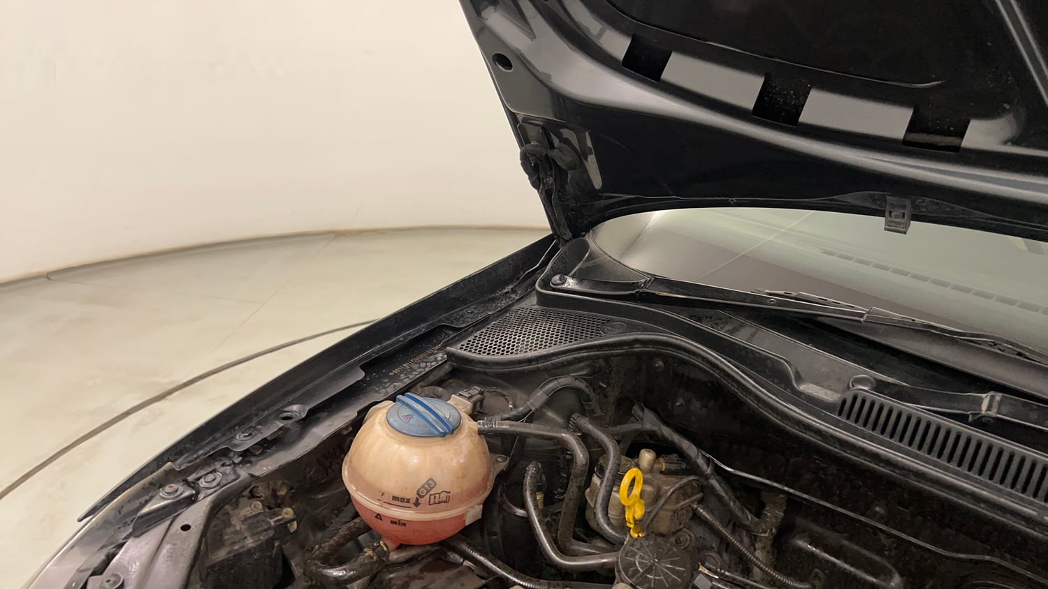 Used 2016 Volkswagen Polo Highline1.2L (P) Petrol Manual engine ENGINE RIGHT SIDE HINGE & APRON VIEW