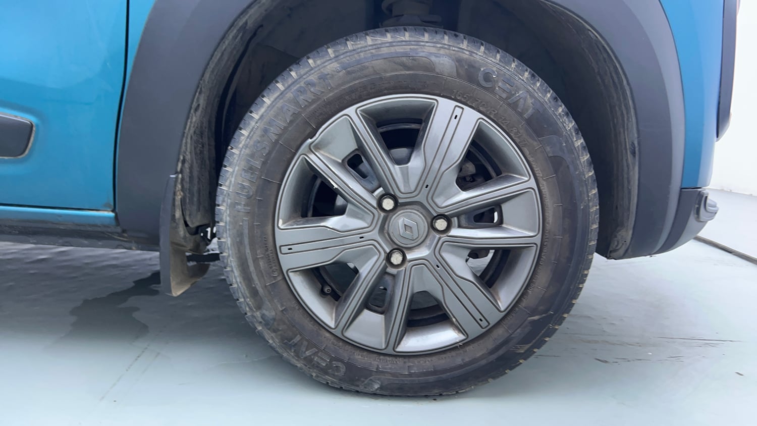 Used 2021 Renault Kwid CLIMBER 1.0 AMT Opt Petrol Automatic tyres RIGHT FRONT TYRE RIM VIEW
