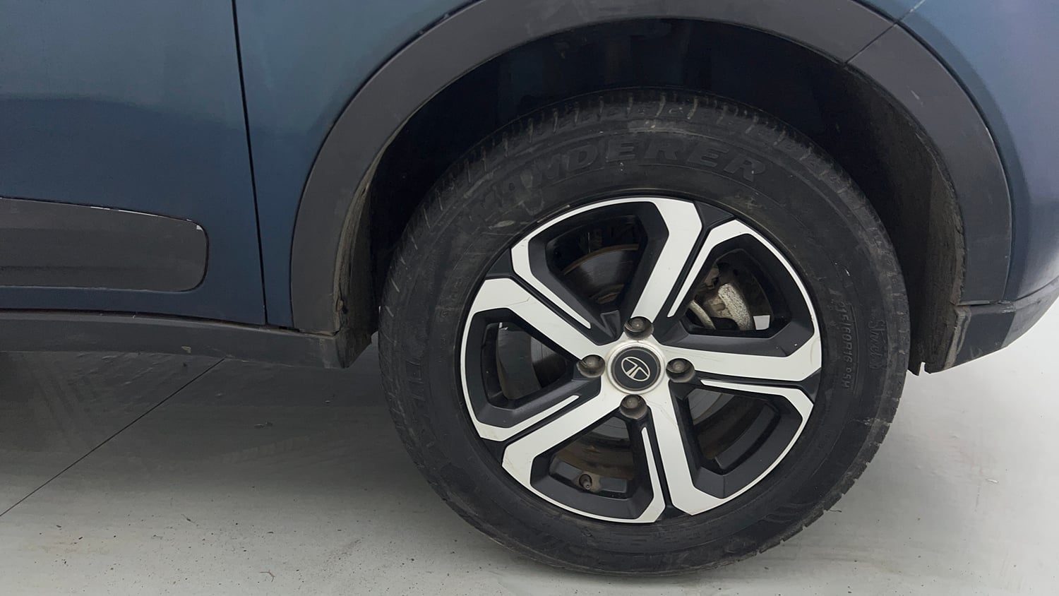 Used 2021 Tata Nexon EV XZ Plus Electric Automatic tyres RIGHT FRONT TYRE RIM VIEW