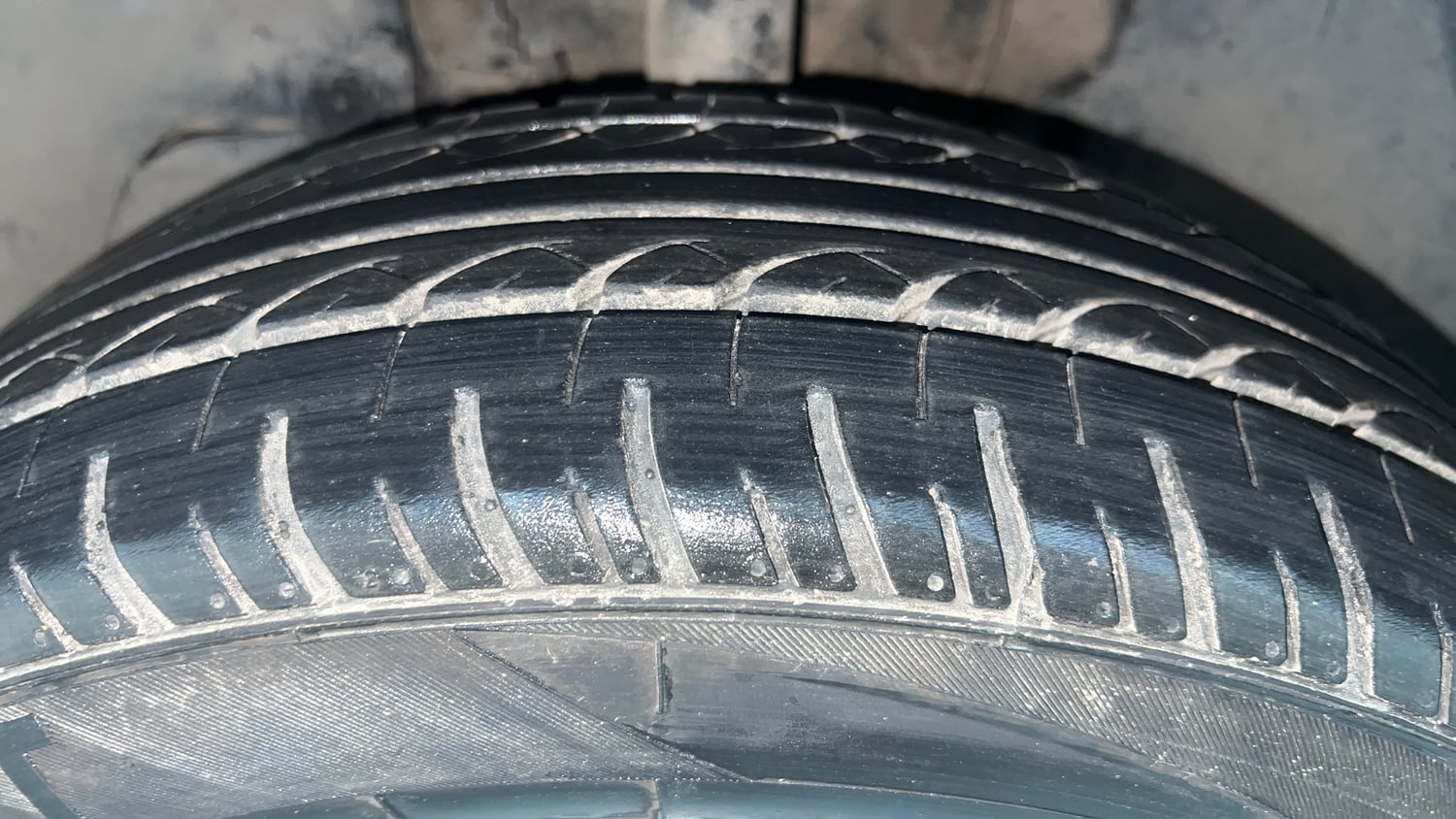 Used 2018 Tata Tiago Revotron XT Petrol Manual tyres LEFT FRONT TYRE TREAD VIEW