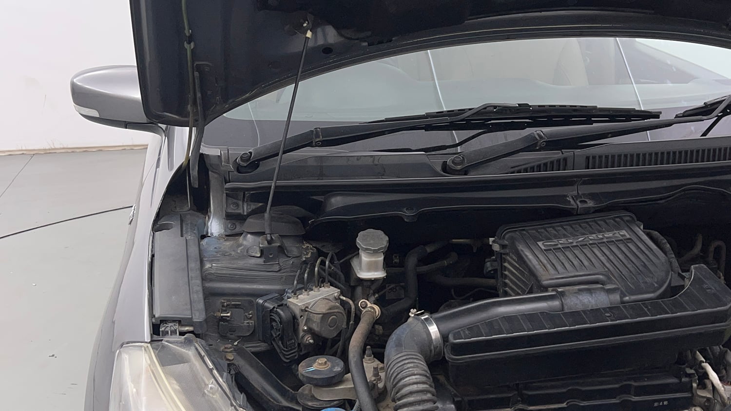 Used 2016 Maruti Suzuki Ciaz ZXi Petrol Manual engine ENGINE RIGHT SIDE HINGE & APRON VIEW