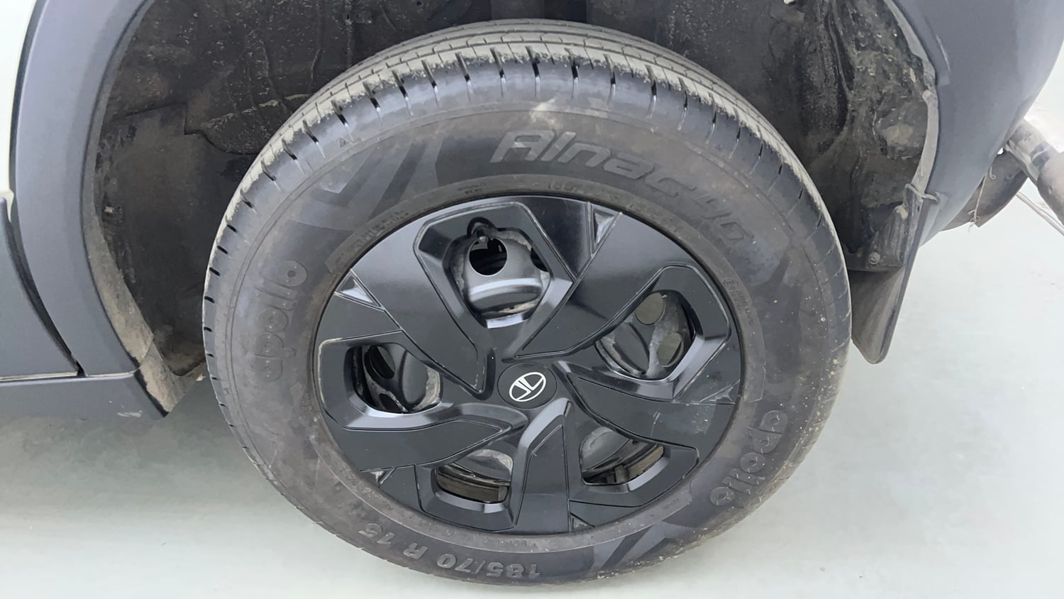 Used 2024 Tata Punch Adventure Rhythm Pack MT Petrol Manual tyres LEFT REAR TYRE RIM VIEW