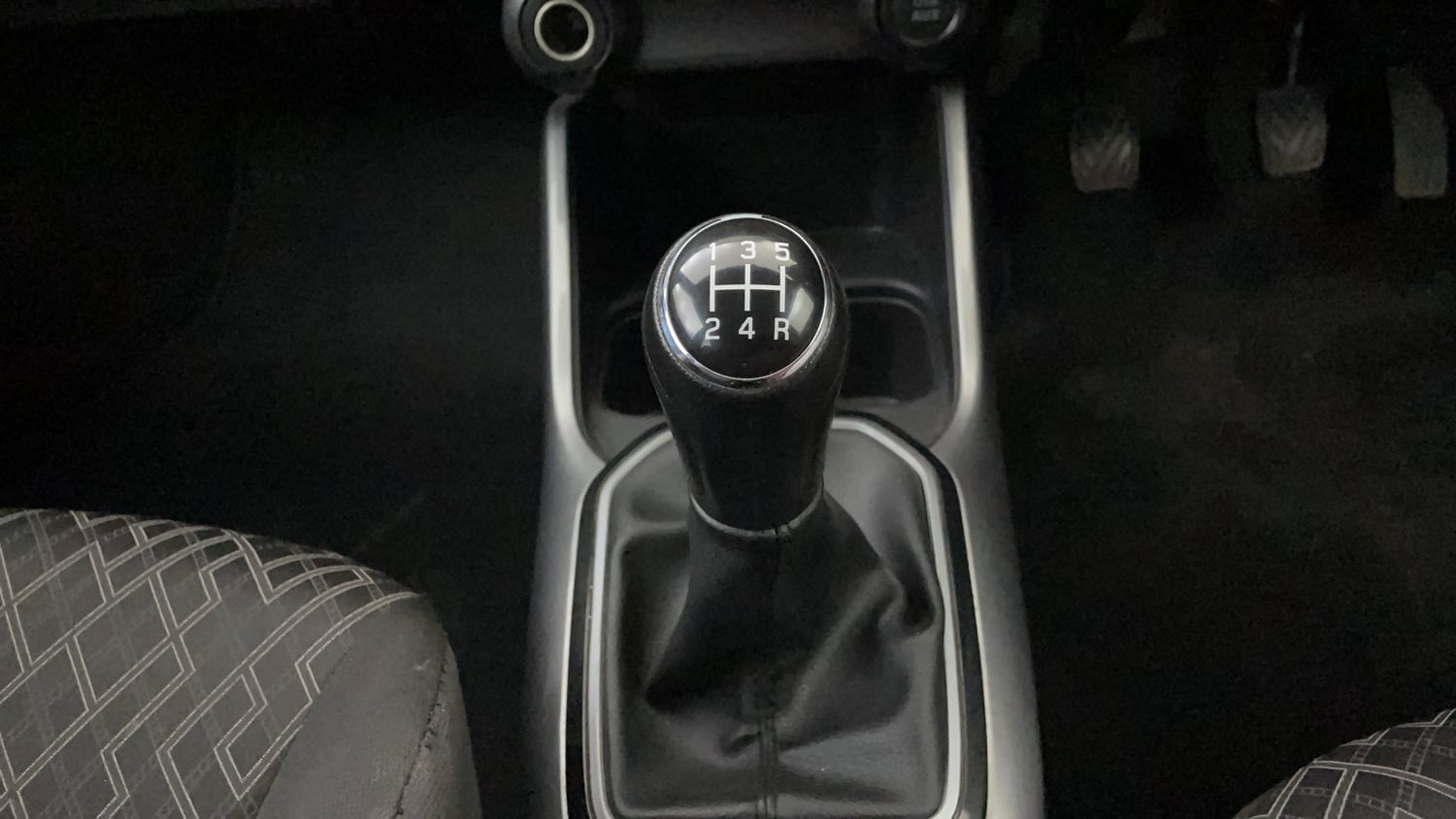 Used 2022 Maruti Suzuki Ignis Zeta 1.2 MT Petrol Manual interior GEAR  KNOB VIEW