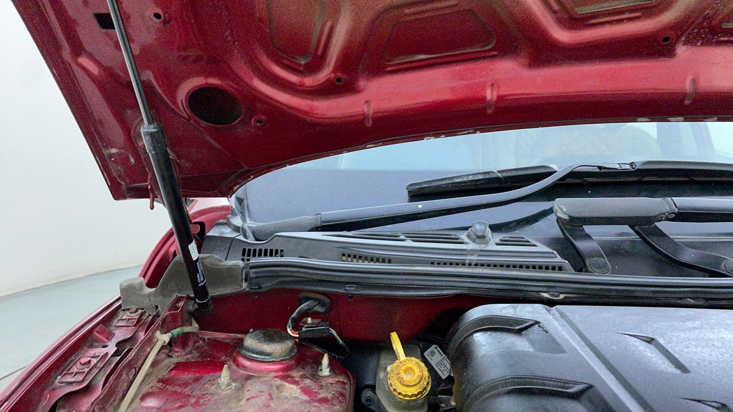 Used 2018 Mahindra XUV500 W11 Diesel Manual engine ENGINE RIGHT SIDE HINGE & APRON VIEW