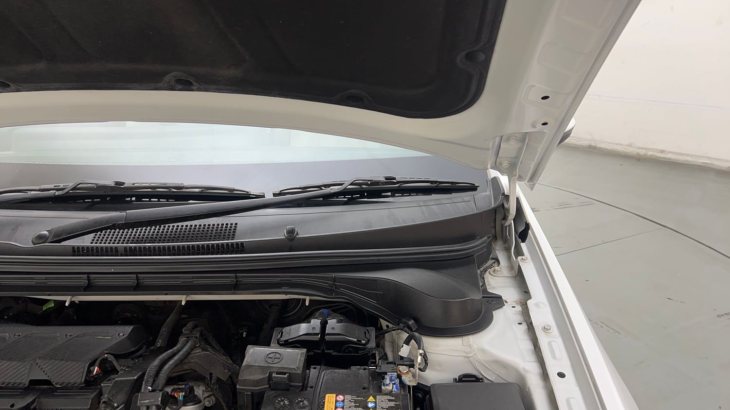 Used 2024 Hyundai Verna SX 1.5 Petrol MT Petrol Manual engine ENGINE LEFT SIDE HINGE & APRON VIEW